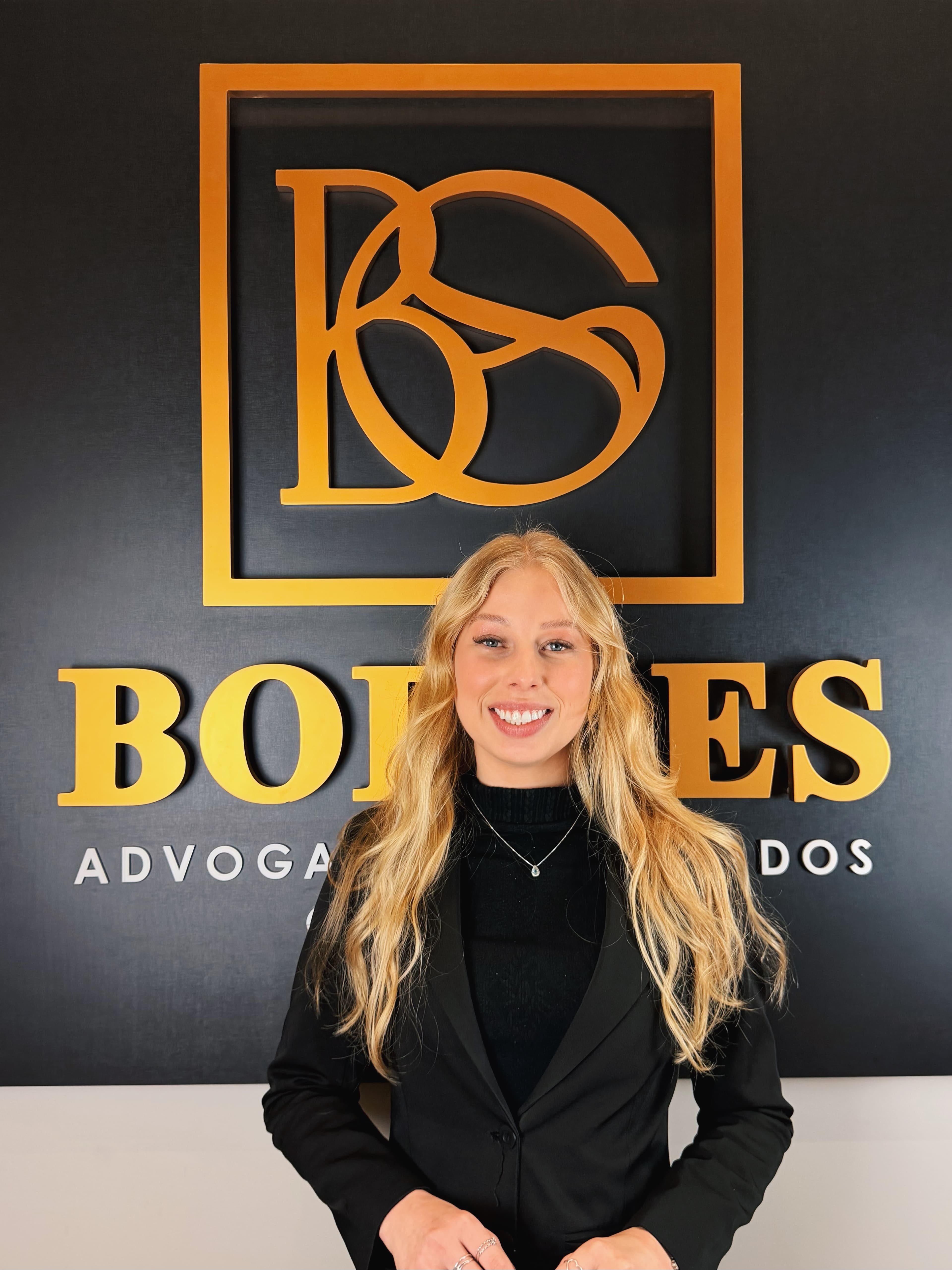 Milena Schoenell — Analista Jurídico